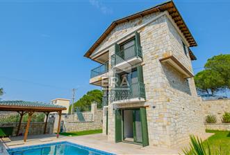 Foça'da Satılık Havuzlu Taş Kaplı Sıfır Villa