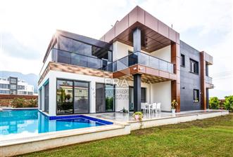 4+1 Luxurious Villa With Private Poll In Kyrenia Edremit