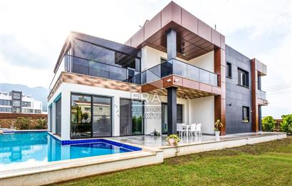 4+1 Luxurious Villa With Private Pool In Kyrenia Edremit