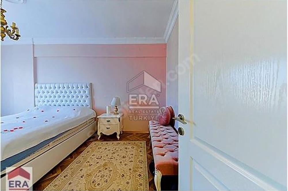 KADIKÖY BAYAR CADDESİNDE MUHTEŞEM KONUMDA KİRALIK DAİRE