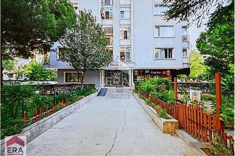 KADIKÖY BAYAR CADDESİNDE MUHTEŞEM KONUMDA KİRALIK DAİRE