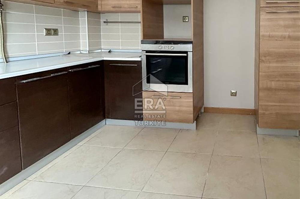 Uskumruköy Site içinde 4 Katlı Kiralık 5+1 Villa