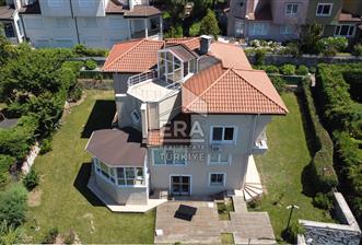 Sarıyer Uskumruköyde Site İçerisinde 5+2, 450m2 Müstakil Villa