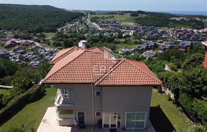 Sarıyer Uskumruköyde Site İçerisinde 5+2, 450m2 Müstakil Villa