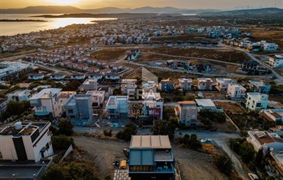 SEFERİHİSAR'DA SAUNALI, HER KATINDA DENIZ MANZARALI LÜKS VILLA