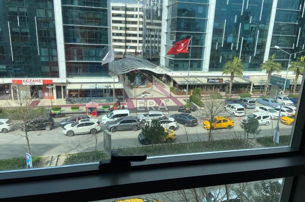 Bayraklı Plaza Bölgesinde Satılık Ofis