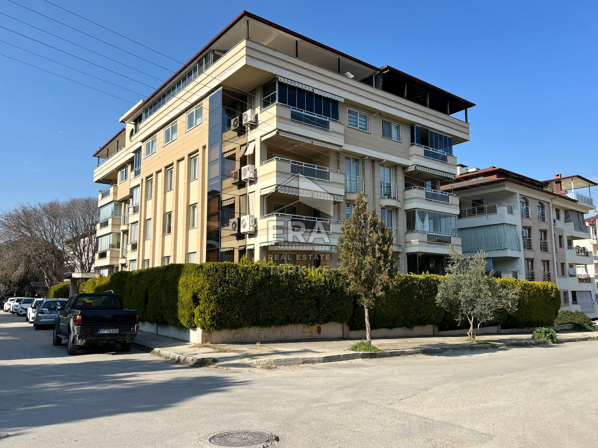 Kınıklı Mahallesi'nde Köşe Konumda 3+1 Arakat Satılık Daire