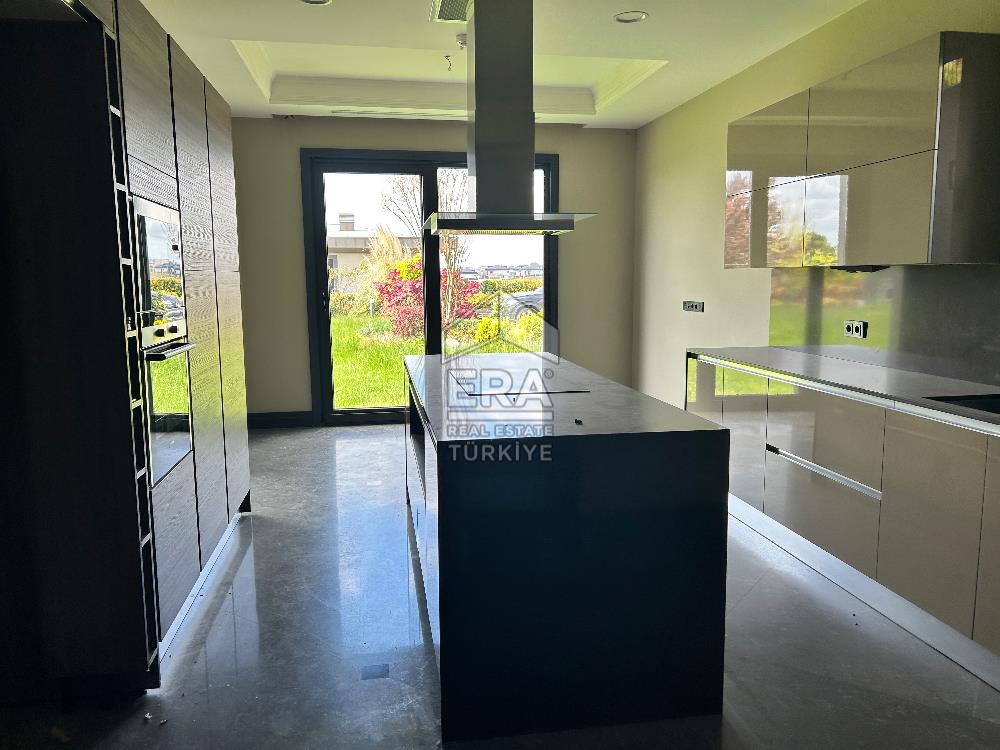 Mesa Yeşilyaka’da Satılık Doğa ile İç İçe Lüks Villa 