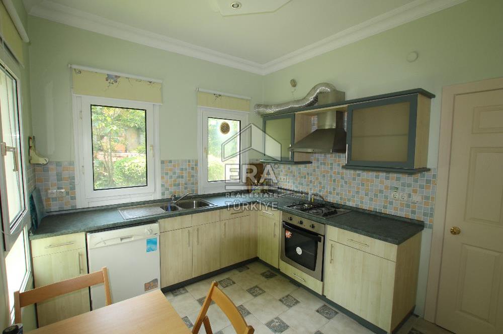 Sarıyer Uskumruköy'de Güvenlikli Sitede 5+2, 290m2 İkiz Villa