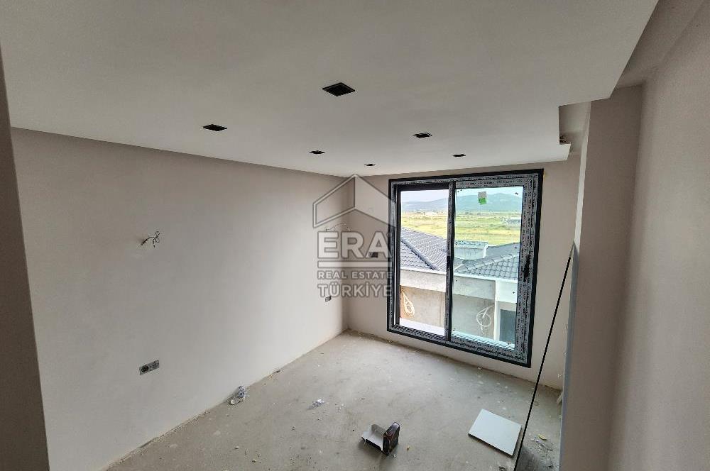 BERGAMA'DA 3+1 KAPALI OTOPARKLI BAHÇELİ MÜSTAKİL VİLLA