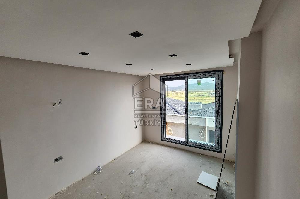 BERGAMA'DA 3+1 KAPALI OTOPARKLI BAHÇELİ MÜSTAKİL VİLLA
