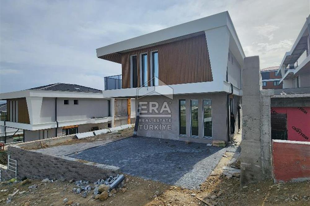 BERGAMA'DA 3+1 KAPALI OTOPARKLI BAHÇELİ MÜSTAKİL VİLLA
