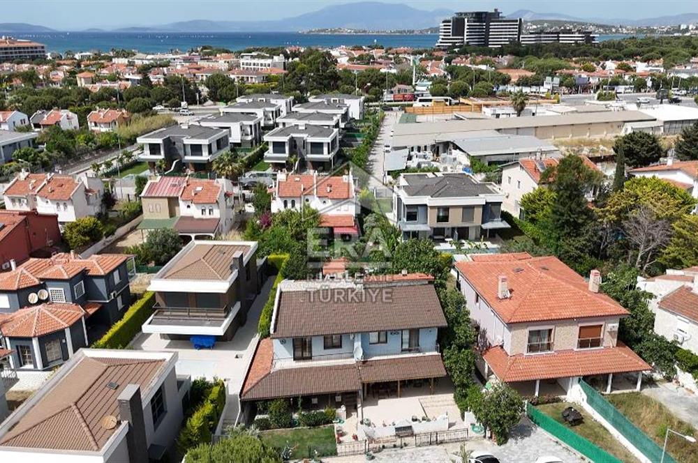 Alaçatı Çamlık Yolda Muhteşem Villa