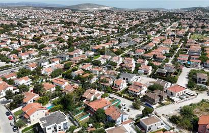 Alaçatı Çamlık Yolda Muhteşem Villa