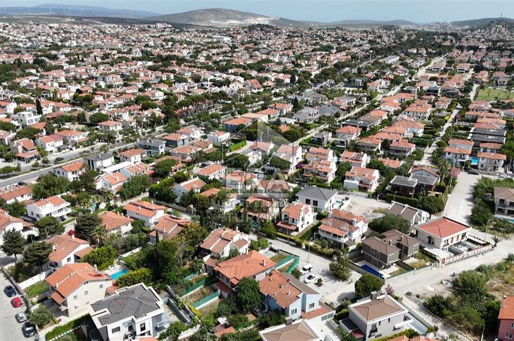 Alaçatı Çamlık Yolda Muhteşem Villa