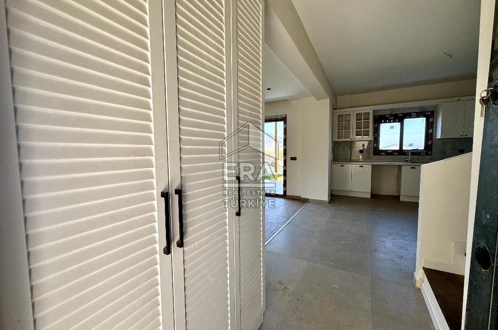 Yenifoça Site İçerisinde Deniz Manzaralı 3+1 Satılık Villa