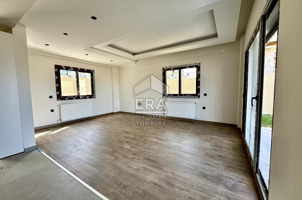 Yenifoça Site İçerisinde Deniz Manzaralı 3+1 Satılık Villa