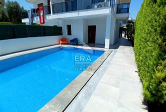 Çeşme Şifne Denize Yürüme Mesafesinde Kiralık 3+1 Havuzlu Villa