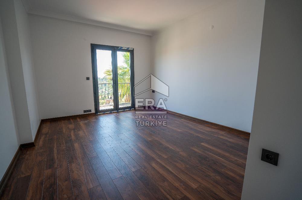Datça Emecikte 1000m2 Arsa İçinde Deniz Manzaralı,Havuzlu Villa