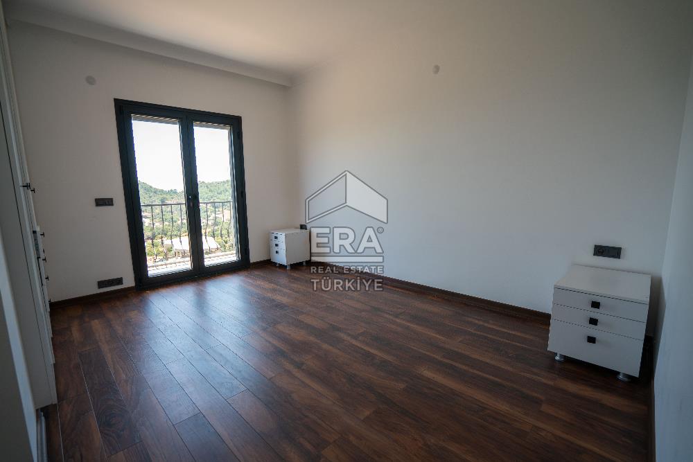 Datça Emecik'te 950 m2 Arsada Deniz Manzaralı 4+1 Havuzlu Villa