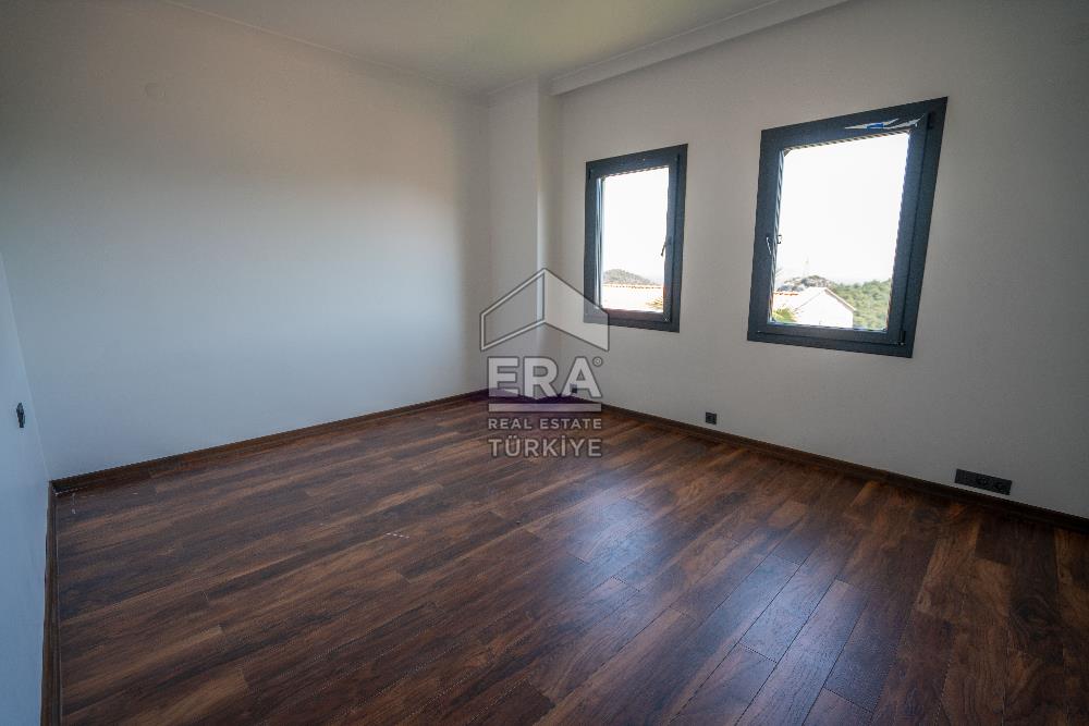 Datça Emecikte 1000m2 Arsa İçinde Deniz Manzaralı,Havuzlu Villa
