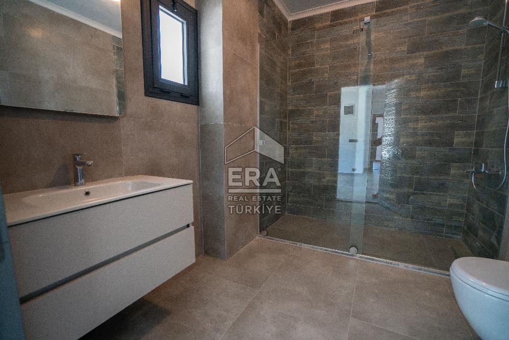 Datça Emecik'te 950 m2 Arsada Deniz Manzaralı 4+1 Havuzlu Villa