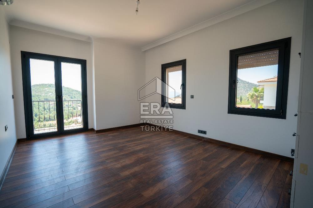 Datça Emecik'te 950 m2 Arsada Deniz Manzaralı 4+1 Havuzlu Villa