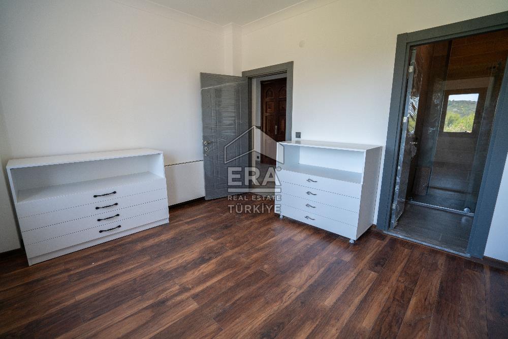 Datça Emecik'te 950 m2 Arsada Deniz Manzaralı 4+1 Havuzlu Villa