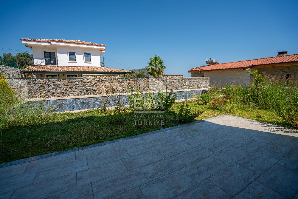 Datça Emecikte 1000m2 Arsa İçinde Deniz Manzaralı,Havuzlu Villa