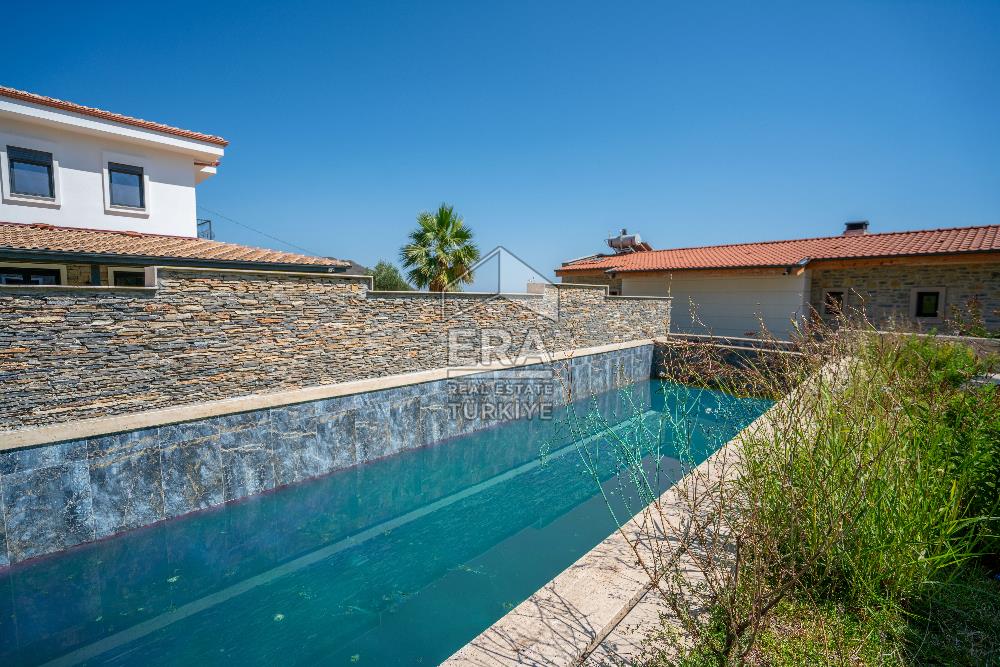 Datça Emecikte 1000m2 Arsa İçinde Deniz Manzaralı,Havuzlu Villa