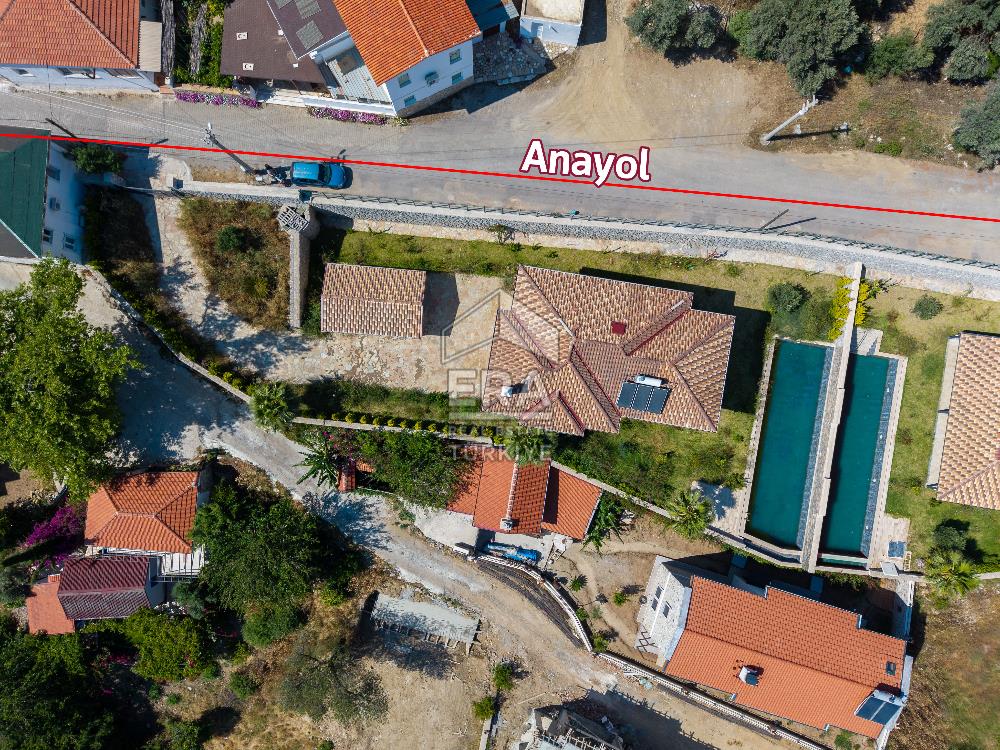 Datça Emecikte 1000m2 Arsa İçinde Deniz Manzaralı,Havuzlu Villa