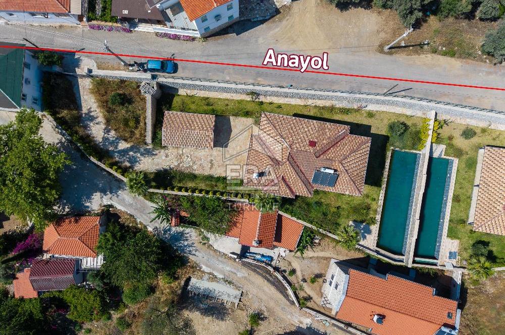 Datça Emecikte 1000m2 Arsa İçinde Deniz Manzaralı,Havuzlu Villa