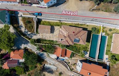Datça Emecikte 1000m2 Arsa İçinde Deniz Manzaralı,Havuzlu Villa