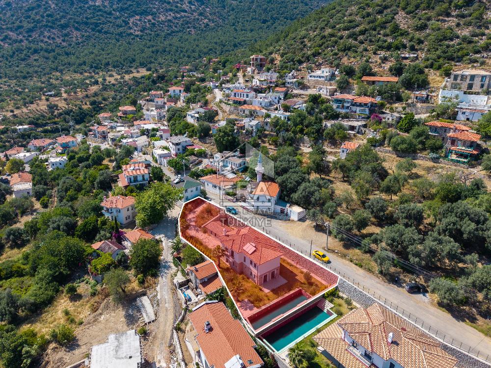 Datça Emecikte 1000m2 Arsa İçinde Deniz Manzaralı,Havuzlu Villa