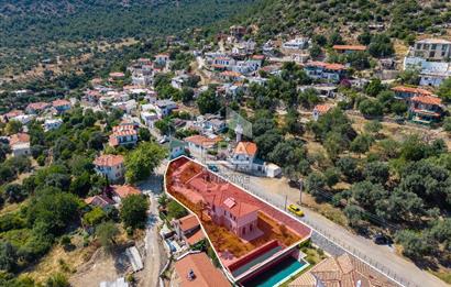 Datça Emecikte 1000m2 Arsa İçinde Deniz Manzaralı,Havuzlu Villa