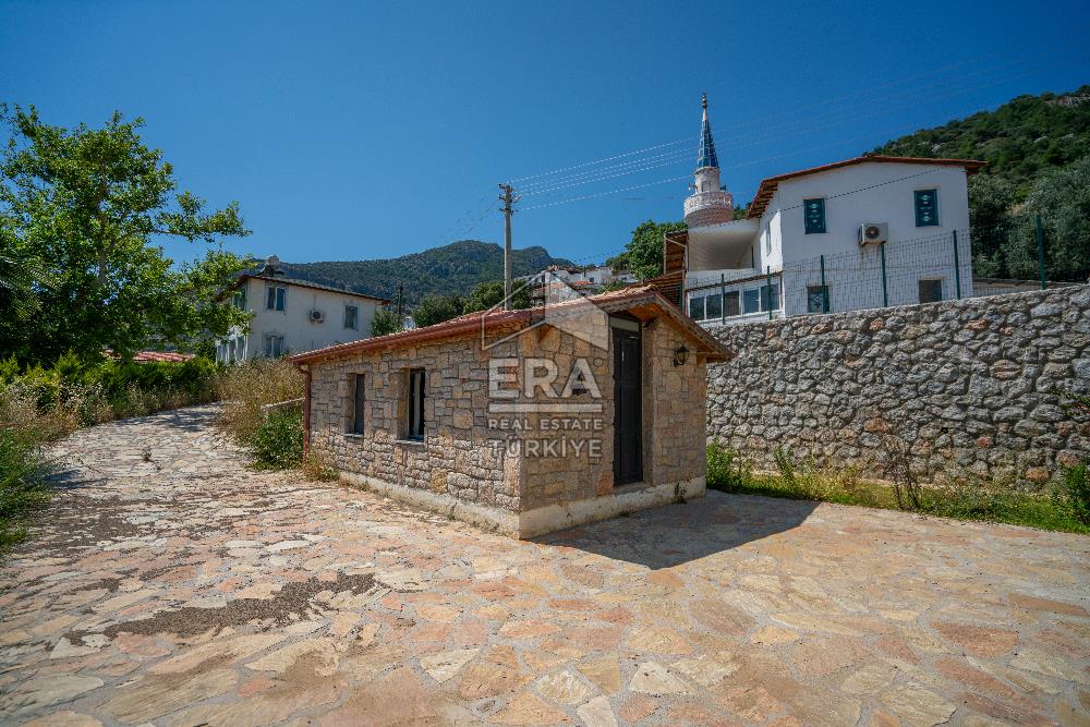 Datça Emecikte 1000m2 Arsa İçinde Deniz Manzaralı,Havuzlu Villa
