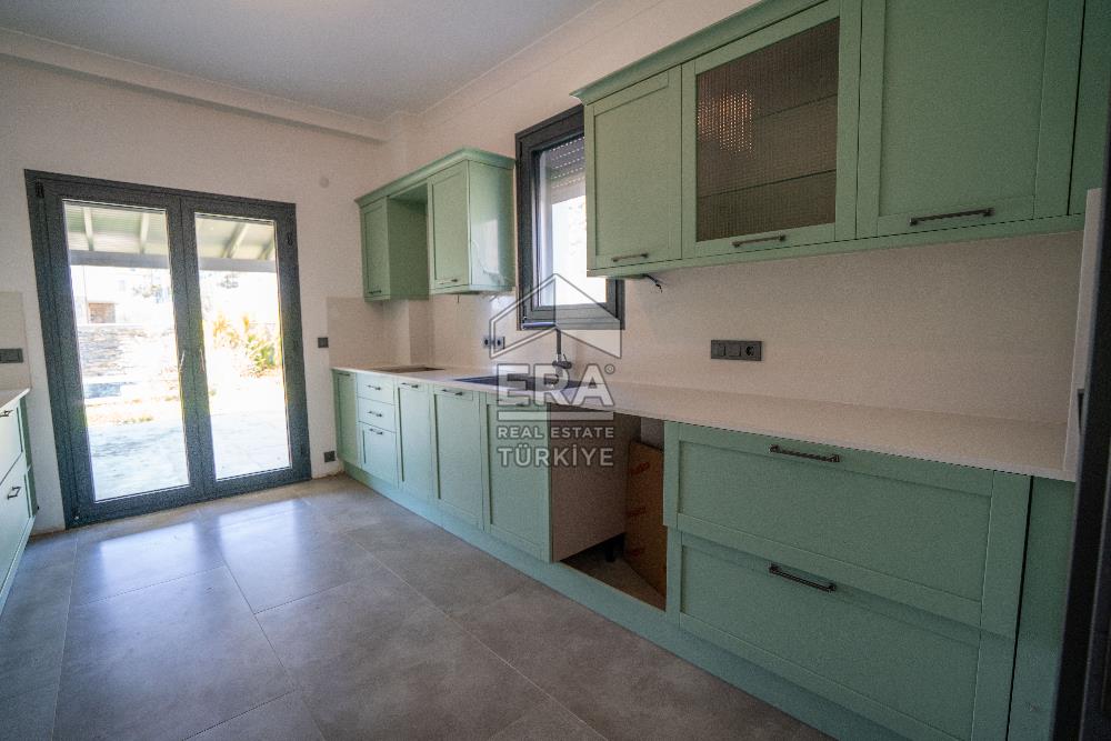 Datça Emecik'te 950 m2 Arsada Deniz Manzaralı 4+1 Havuzlu Villa