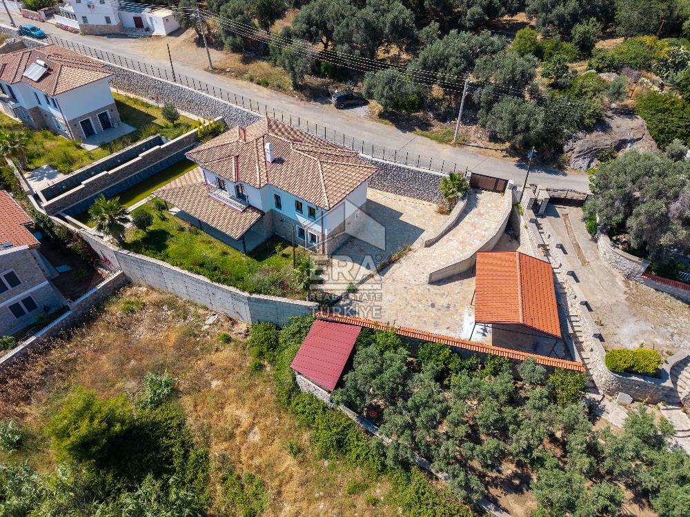 Datça Emecik'te 950 m2 Arsada Deniz Manzaralı 4+1 Havuzlu Villa