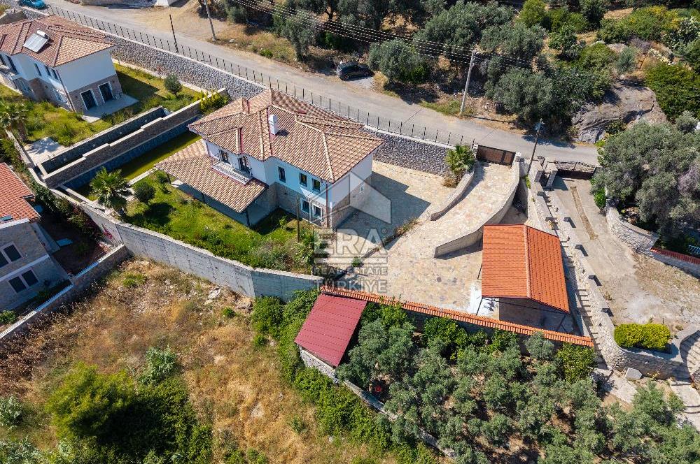 Datça Emecik'te 950 m2 Arsada Deniz Manzaralı 4+1 Havuzlu Villa