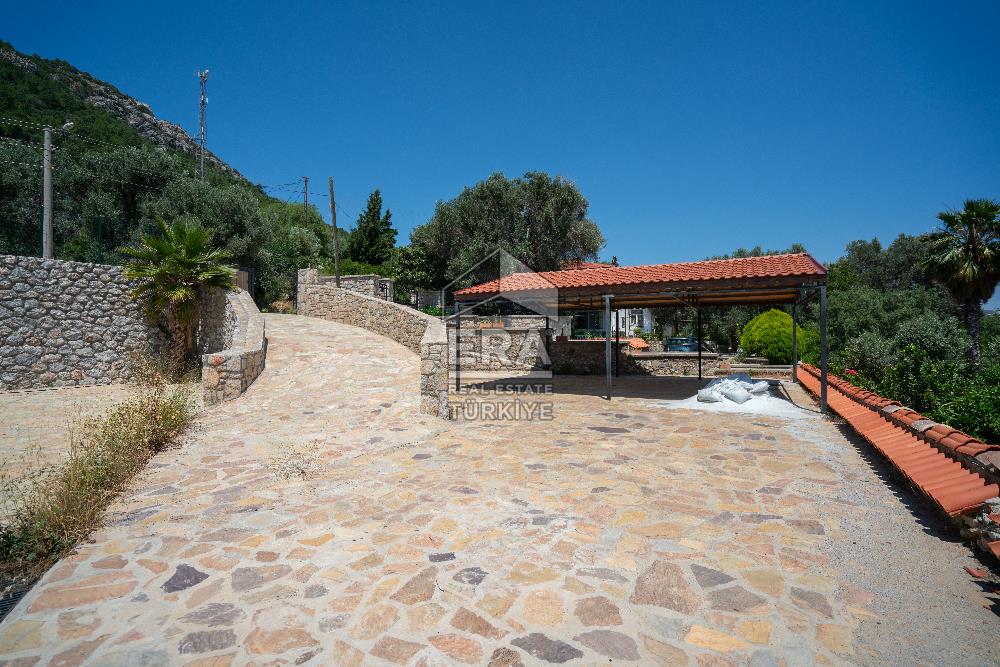 Datça Emecik'te 950 m2 Arsada Deniz Manzaralı 4+1 Havuzlu Villa