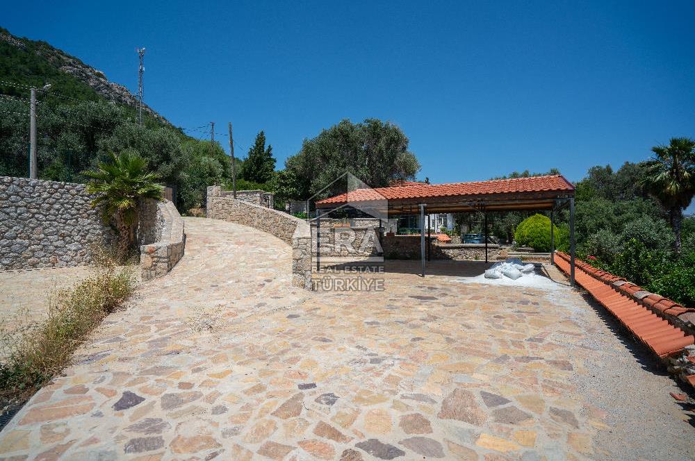 Datça Emecik'te 950 m2 Arsada Deniz Manzaralı 4+1 Havuzlu Villa