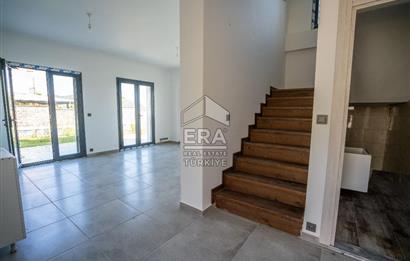 Datça Emecikte 1000m2 Arsa İçinde Deniz Manzaralı,Havuzlu Villa