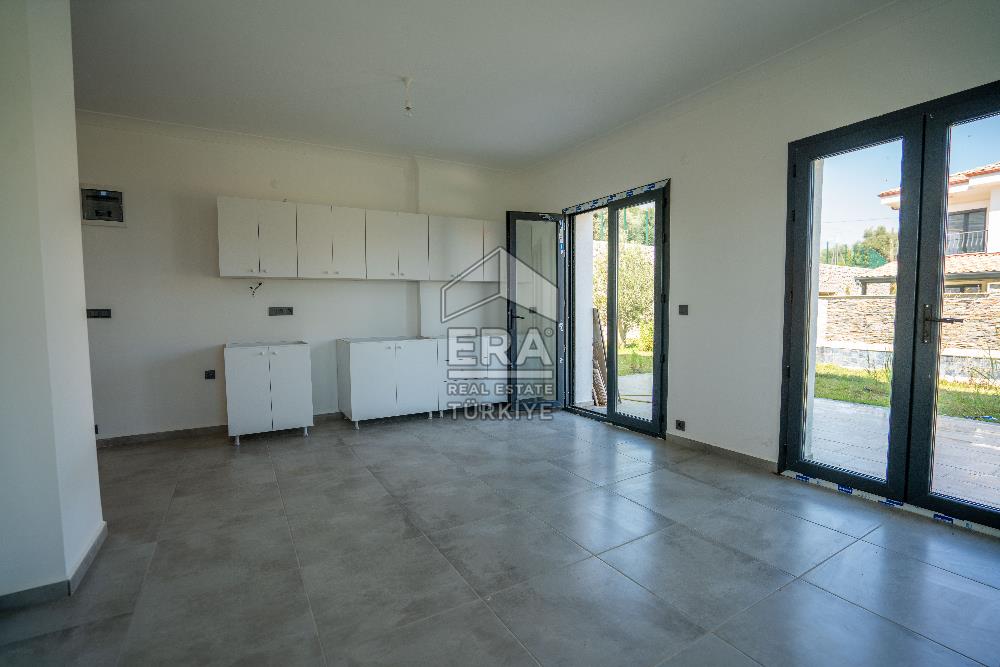 Datça Emecikte 1000m2 Arsa İçinde Deniz Manzaralı,Havuzlu Villa