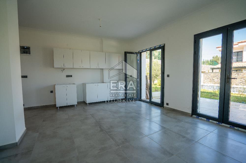 Datça Emecikte 1000m2 Arsa İçinde Deniz Manzaralı,Havuzlu Villa