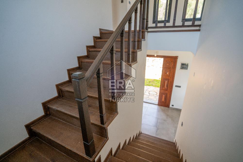 Datça Emecikte 1000m2 Arsa İçinde Deniz Manzaralı,Havuzlu Villa