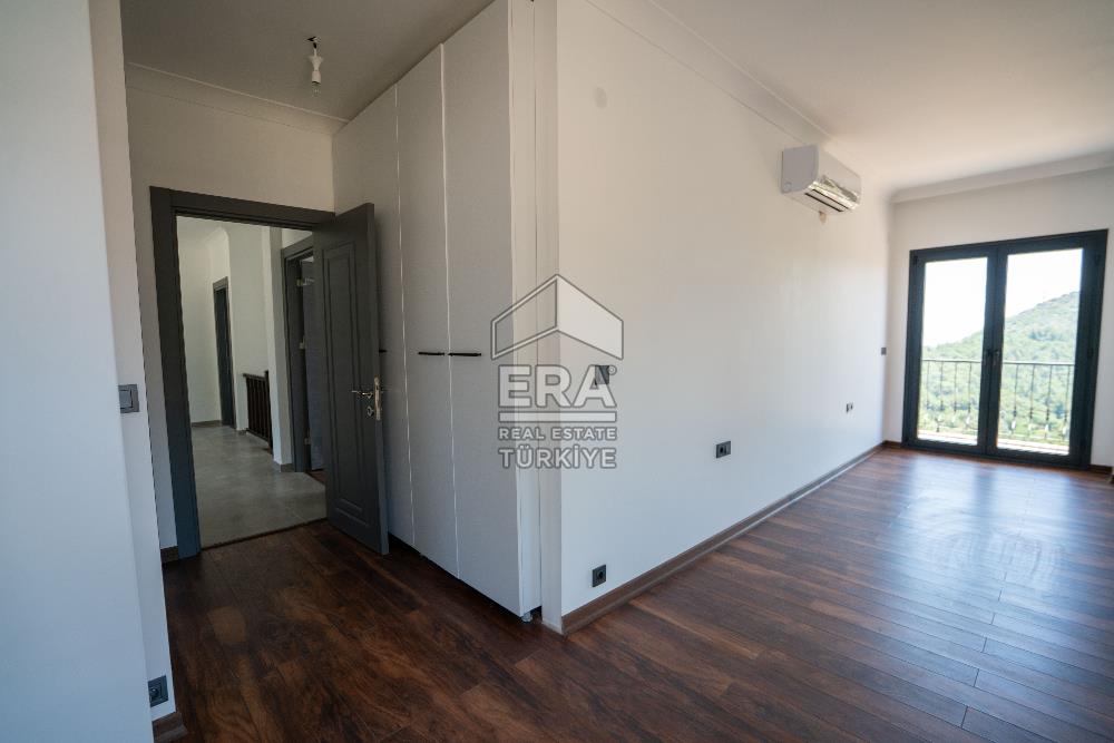 Datça Emecik'te 950 m2 Arsada Deniz Manzaralı 4+1 Havuzlu Villa