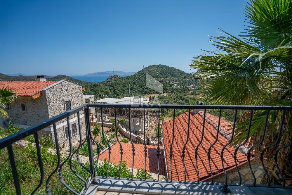 Datça Emecikte 1000m2 Arsa İçinde Deniz Manzaralı,Havuzlu Villa