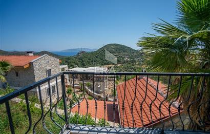 Datça Emecikte 1000m2 Arsa İçinde Deniz Manzaralı,Havuzlu Villa