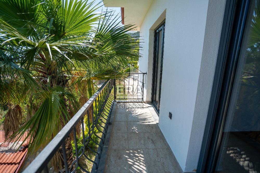 Datça Emecikte 1000m2 Arsa İçinde Deniz Manzaralı,Havuzlu Villa