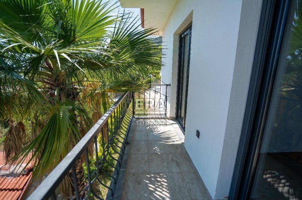 Datça Emecikte 1000m2 Arsa İçinde Deniz Manzaralı,Havuzlu Villa